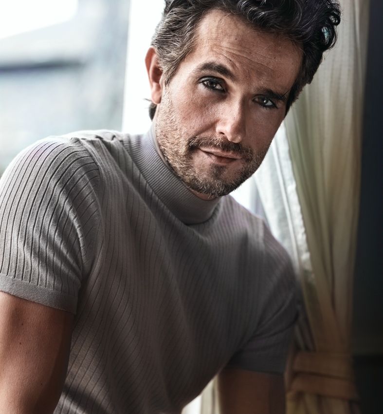 New York City Himplant model in gray shirt